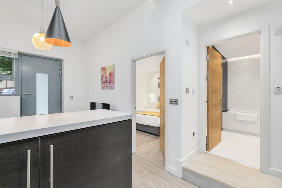 Modern 1 Bedroom Apartment In Central Woking Eksteriør billede