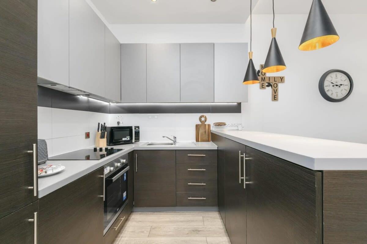 Modern 1 Bedroom Apartment In Central Woking Eksteriør billede
