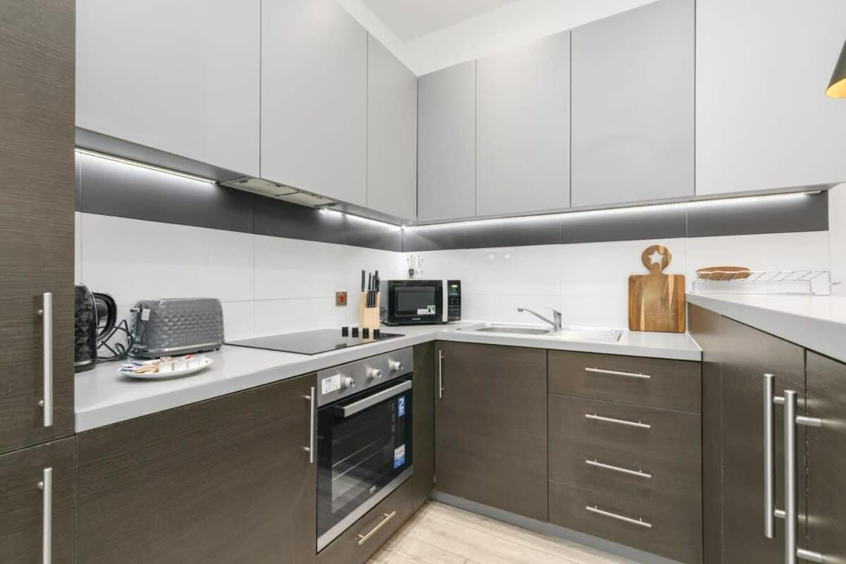 Modern 1 Bedroom Apartment In Central Woking Eksteriør billede
