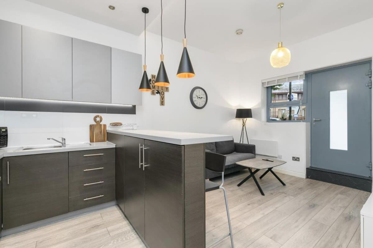 Modern 1 Bedroom Apartment In Central Woking Eksteriør billede