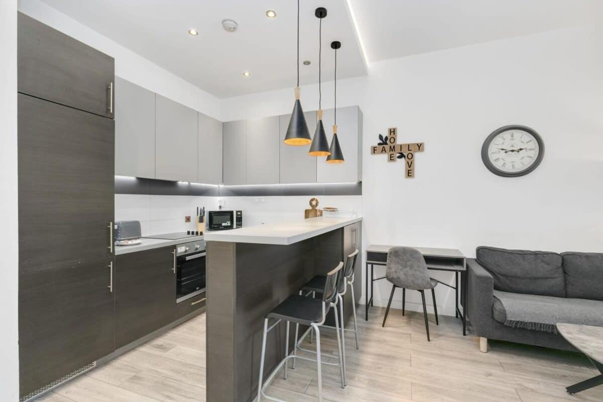 Modern 1 Bedroom Apartment In Central Woking Eksteriør billede
